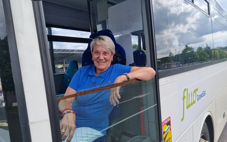 Françoise Vilette au volant de son bus. Un métier passion qui lui procure aussi un complément de retraite. LP/Antoine Pétry