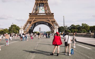 Paris, le 21 août 2024. Pendant les Jeux olympiques et paralympiques, la piétonnisation de la chaussée devant la tour Eiffel a attiré des milliers de visiteurs. LP/Philippe Labrosse