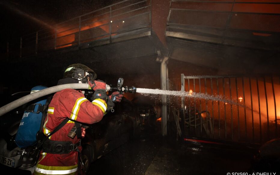 Saint-Maximin (Oise), le mardi 21 mai. Dans la nuit de lundi à mardi 21 mai, une soixantaine de sapeurs pompiers étaient mobilisés pour lutter contre un incendie survenu sur le parking des concessionnaires BMW et Renault. SDIS de l'Oise