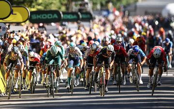 Le sprint a été terrible entre tous les meilleurs sprinteurs de ce Tour. (Photo by Anne-Christine POUJOULAT / AFP)