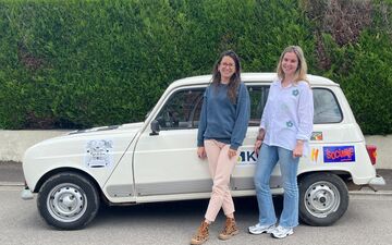 Anna Maréchal, Raphaëlle Simonnot et leur 4L sont fin prêtes pour partager leurs nouvelles aventures lors du Blue Rallye Europe, du 11 au 25 juillet 2024. LP/Jonathan Sottas