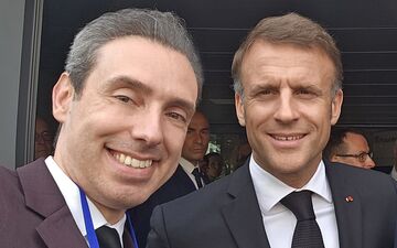 Berlin (Allemagne), lundi. Cosimo Prete, ici avec le président Macron, a créé CST, entreprise spécialisée dans la fabrication d'encre inviolable pour les passeports. Photo DR