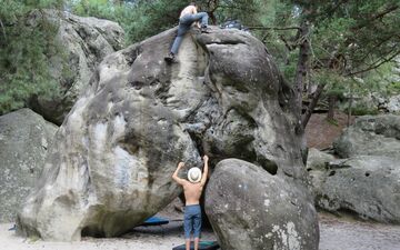  Larchant, juillet dernier. Le rocher de l’Éléphant, bloc emblématique pour les amateurs d’escalades, a été fermé au début du mois d’octobre en raison de fissures. 