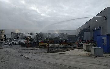 Pont-Sainte-Maxence, ce dimanche, 5 h 30. Un stockage de batterie au lithium s'est embrasé tôt ce matin à l'usine Paprec qui traite les déchets. L'incendie a été maîtrisé, en grande partie, en interne et n'a fait que peu de dégâts. DR.