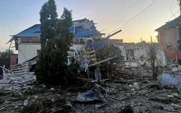 Cette photo diffusée par le gouverneur de la région de Koursk, Alexei Smirnov, sur sa chaîne Telegram, montre les dégâts causés dans la ville de Soudja le 6 août par les bombardements des forces ukrainiennes. AFP PHOTO / GOVERNOR OF KURSK REGION.