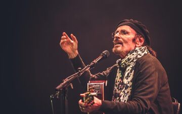 La Rochelle (Charente-Maritime), dimanche 15 juillet. Nicolas Peyrac a reçu une longue ovation après son concert. Antoine Monegier du Sorbier