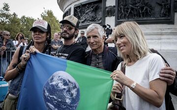 Paris, le 4 septembre. Les membres de Shaka Ponk, Samaha Sam et Frah, Nagui et l'actrice Mélanie Page, ont participé au rassemblement place de la République en soutien au militant Paul Watson. AFP/Thibaud Moritz