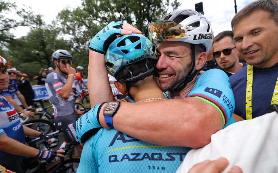 Mark Cavendish célèbre avec un coéquipier sa victoire. Dans le peloton, nombreux sont les coureurs à être venus saluer le Britannique. AFP/Thomas Samson