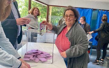 Chatou (Yvelines), lundi 13 mai. Plusieurs dizaines de personnes en situation de handicap mental ont participé à une «mise en situation» avant leur venue au bureau de vote le 9 juin. LP/Sébastien Birden