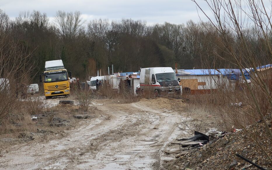 Villers-Saint-Paul, ce mercredi. La police est intervenue au sein de ce camp de Roms installé depuis plusieurs jours dans la zone industrielle, à la frontière avec Nogent-sur-Oise. LP/Simon Gourru