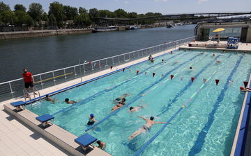 En bord de Seine, la piscine Joséphine Baker, dans le XIIIe arrondissement de Paris, offre une vue magnifique sur le fleuve. LP/Delphine Goldsztejn