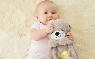 Votre bébé a besoin d’être rassuré pour s’endormir ? Adoptez la populaire peluche Ma Loutre câlins de Fisher Price actuellement en promo sur Cdiscount // Cdiscount