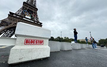 Paris (VIIe), ce lundi 9 septembre. Des blocs empêchent la circulation des véhicules motorisés sur le pont d'Iéna. Seuls les piétons et les cyclistes peuvent le traverser. LP/Paul Abran