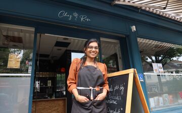 Vaires-sur-Marne (Seine-et-Marne), le 29 juin. Sahana, qui tient le salon de thé Chez Rose rue Jean-Jaurès, à deux pas de la gare, «espère vraiment recevoir du monde». LP/Sophie Bordier