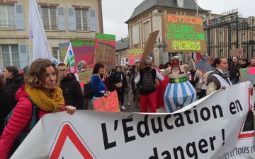 Parents, élus et enseignants ont manifesté ce vendredi à Beauvais devant la préfecture de l'Oise et dans la ville, contre les 63 fermetures de classes envisagées dans le département. LP/Hervé Senamaud