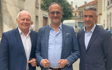 Rosny-sous-Bois (Seine-Saint-Denis), ce mercredi. Jean-François Périer, Sébastien Jolivet et Denis Cretin-Gielly (de gauche à droite) seront en lice au second tour des élections législatives dimanche prochain dans les 3e, 8e et 12e circonscriptions. LP/Hélène Haus