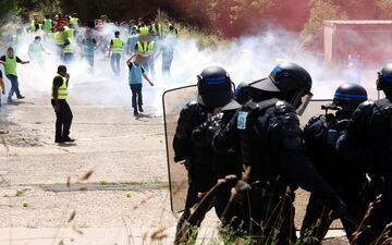 Villeneuve-Saint-Georges (Val-de-Marne), le 24 juin. Les policiers de la 12e compagnie d'intervention (CI) de la préfecture de police et les motards de la Brav-M ont participé à un exercice de maintien de l'ordre. LP/Jean-Baptiste Quentin