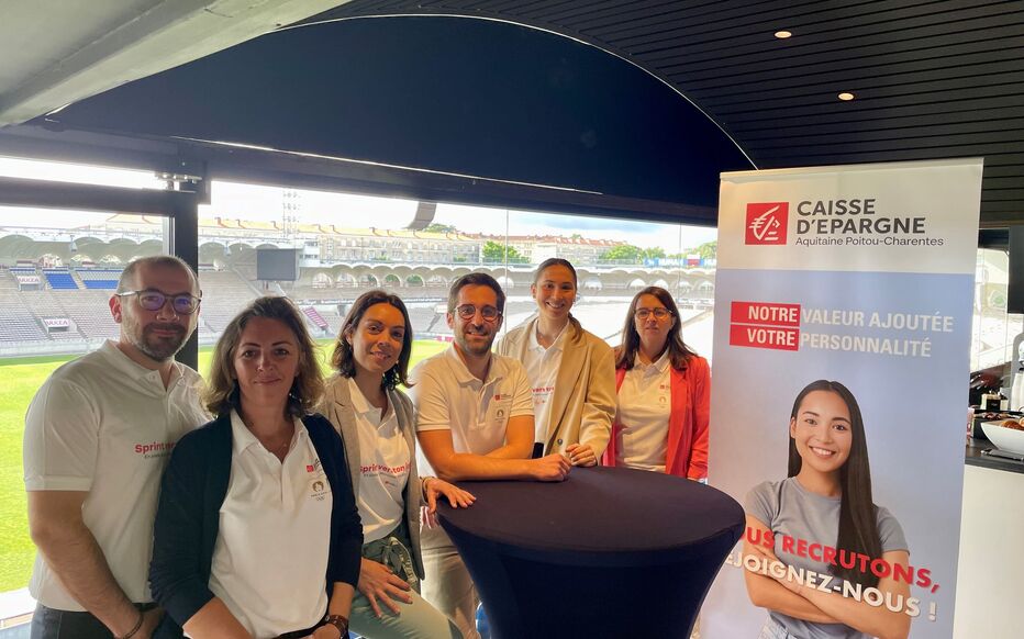 La Caisse d'Epargne organise de grandes opérations de recrutement sur le parcours de la flamme olympique, comme ici à Bordeaux, au stade Chaban-Delmas. DR