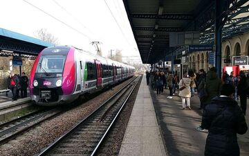 Des trains de banlieue de la ligne P du Transilien et des TER de la région Grand Est, reliant Strasbourg à Paris, ont été les cibles de jets de projectiles brisant plusieurs vitres et entraînant l’immobilisation des rames. D'autres ont percuté des blocs de béton posés sur les rails. LP/H.T.