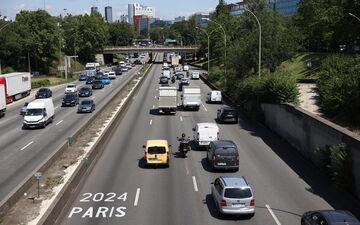 Officiellement interdite en cas de voies olympiques, la circulation en interfiles des motards s'est naturellement décalée d'un cran vers la droite. LP/Arnaud Journois