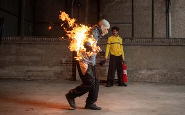 Installé au Cateau-Cambrésis (Nord), le Campus Univers Cascades forme les futurs professionnels. En plein atelier torche humaine, ce stagiaire porte un équipement spécial qui limite l’effet de la chaleur et de la combustion. Photo Charles Delcourt