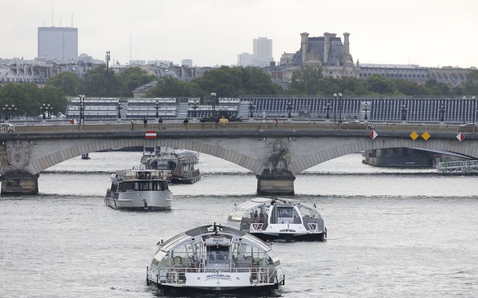 Paris, lundi 17 juin 2024. Cinquante-cinq bateaux ont défilé sur la Seine pour un test technique en vue du 26 juillet. Une répétition générale se tiendra dans une semaine. LP/Olivier Corsan