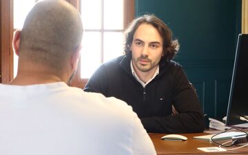 Maffliers (Val-d'Oise). Me Nicolas Oudet avec son client, Hocine, mis en examen. Des parents se seraient plaints de complications après la circoncision de leur enfant. LP/T.C.