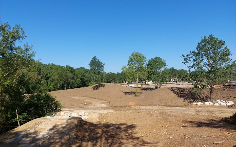 Elancourt (Yvelines), le 6 juillet 2023. Roc garden, sauts, bosses... La piste olympique de VTT prend forme à l'approche du test event du 24 septembre prochain. LP/Virginie Wéber