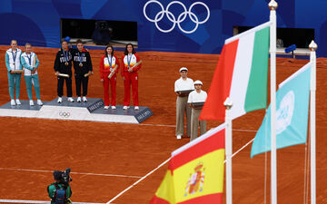 Pas de drapeau russe ce dimanche pour les médaillées d'argent en double au tennis, Mirra Andreeva et Diana Shnaider. Reuters/Edgar Su