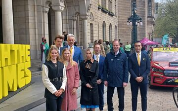 Marion Rousse et Christian Prudhomme accompagnaient notamment les coureuses néerlandaises Demi Vollering et Lorena Wiebes, ce jeudi à Rotterdam. LP/Christophe Bérard