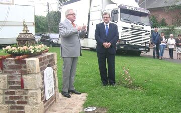  Bertrand Tribout, ici lors de l’inauguration de la stèle à Saint-Médard aux côtés du conseiller régional (RN) Michel Guiniot.