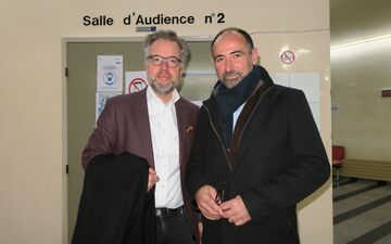 Meaux (Seine-et-Marne), lundi 15 novembre. Quinze mois après avoir reçu des coups de poing d'un administré, le maire de Chalifert Simon (à droite), accompagné de son avocat Me Sylvain Lebreton, était entendu par le tribunal correctionnel de Meaux. LP/Hendrik Delaire