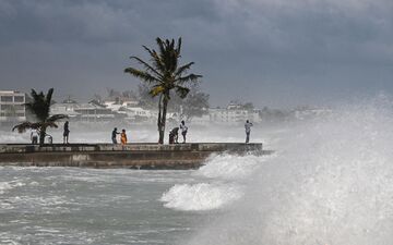 Ce phénomène météorologique a très rapidement pris de l’ampleur passant, entre vendredi et samedi, du statut de dépression tropicale à celui de tempête tropicale, avant de devenir un ouragan. AFP/CHANDAN KHANNA