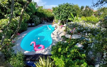 Chelles (Seine-et-Marne), le vendredi 28 juin. Leïla et Aurélie ont loué la piscine de Lucinda pour trois heures et plus de 100 euros. LP/Anne-Laure Abraham