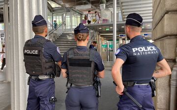 «Il y a de moins en moins de pickpockets», nous a affirmé, jeudi, l'un des policiers à la sortie de la station de La Motte-Picquet Grenelle sur la ligne 6 du métro parisien. LP/Déborah Roques