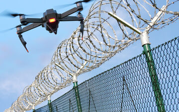 Cet habitant d'Elancourt a été condamné à 18 mois de prison ferme pour avoir livré par drone de la marchandise à des détenus (Illustration).