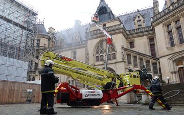 Château de Pierrefonds (Oise), ce lundi 20 novembre. Lors de cet exercice, les pompiers ont pu déployer Hélios, un robot qui permet de monter jusqu'à 30 mètres, dans des endroits jusque-là inaccessibles. LP/Simon Gourru