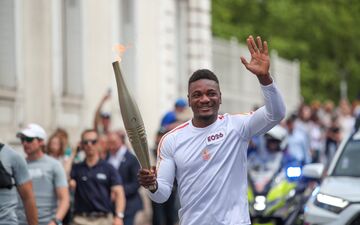 Le boxeur Christian M'Billi a porté la flamme ce mercredi. Paris 2024/Sipa Press/Cédric Bufkens et Maxime Le Pihif