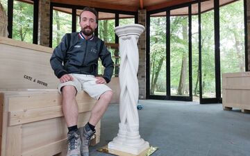 Saint-Rémy-lès-Chevreuse, le 13 juillet. Antoine Chevalier, 33 ans, vient de décrocher le titre de Meilleur ouvrier de France avec ces deux colonnes entrelacées taillées dans de la Massangis. LP/Elisabeth Gardet