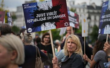 Après un rassemblement à Paris jeudi, deux manifestations sont organisées à Courbevoie, ville où a été violée une jeune fille par trois autres adolescents. AFP/Zakaria ABDELKAFI