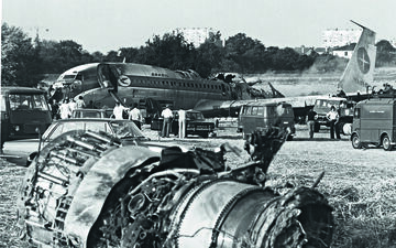 Saulx-les-Chartreux (Essonne), le 11 juillet 1973. Le Boeing 707 s'est écrasé dans un champ faisant 123 morts. D'après l'enquête, les passagers ont été intoxiqués par le monoxyde de carbone. Sdis 91