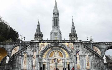 Marko Rupnik, théologien et mosaïste de renommée mondiale, est accusé d’avoir exercé des violences psychologiques et sexuelles sur au moins une vingtaine de femmes pendant près de 30 ans. Ses mosaïques sont exposées au sanctuaire de Notre-Dame de Lourdes. AFP/Charly Triballeau