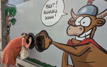 La vache limousine version BD, nommée Lemeuhvice en référence aux habitants historiques de Limoges, les Lémovices, et signée d'un artiste local, Bidu, interpelle les passants. LP/Franck Lagier