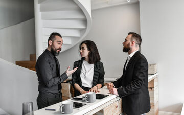 Dans nombre d’entreprises, les discussions politiques restent cantonnées à des échanges informels autour de la machine à café. Photo Istock