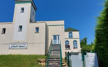 Corbeil-Essonnes, le 25 juin. L'école privée hors contrat La lumière du savoir, dont les locaux sont attenants à la mosquée des Tarterêts, a été fermée sur décision de la préfecture de l'Essonne. LP/Florian Garcia