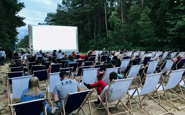 Un film dans un transat, à la belle étoile, et, ici, en forêt, avec Branche et Ciné (en 2021), c'est la proposition estivale des festivals de cinéma de plein air. LP/Frédéric Durand