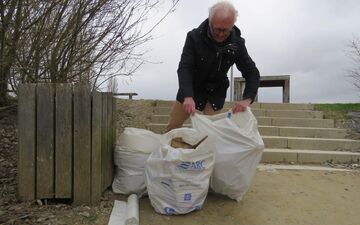  Choisy-au-Bac, vendredi. En prévision du week-end, le maire, Jean-Luc Mignard ramasse une partie des déchets. En dix minutes, il a rempli trois sacs.