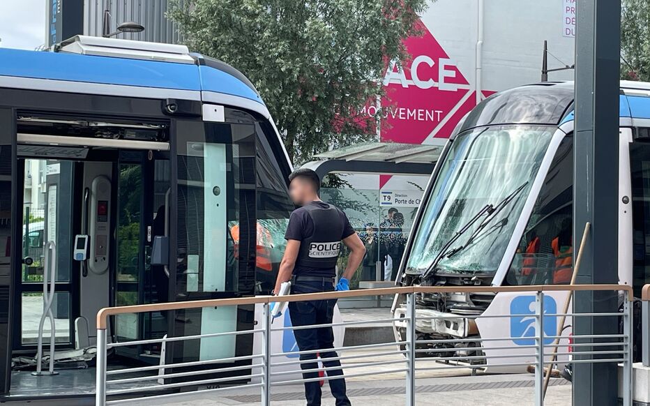 Orly (Val-de-Marne), ce vendredi matin. Après avoir évacués les neuf blessés, les enquêteurs de la police et les techniciens de Keolis ont passé la scène de l'accident au crible pour tenter de déterminer les causes de cette collision entre deux rames du tramway. LP/Sylvain Deleuze