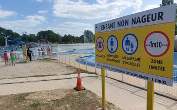 Cergy (Val-d'Oise), le 2 juillet 2023. Une barrière entoure désormais la zone de baignade et les consignes de sécurité sont affichées à l'entrée. LP/Thibault Chaffotte