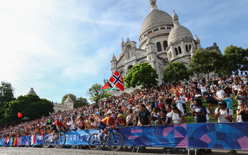 Paris, Sacré-Cœur (XVIIIe arrondissement), ce dimanche 4 août. Les spectateurs se sont entassés pour le deuxième jour de suite au sommet de Montmartre. REUTERS/Piroschka Van De Wouw